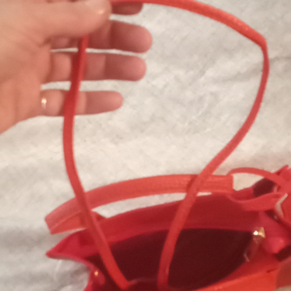 Red small satchel with crossbody strap - Picture 5 of 6
